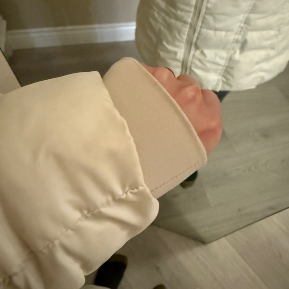 Warm, soft, and light jacket ❄️ - Picture 8 of 9